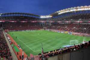 Fußball Bundesliga Stadion - Copyright: https://pixabay.com/de/photos/stadion-feld-ort-fu%c3%9fball-football-77878/ - Lizenz: Pixabay Licence. Bild von David Mark auf Pixabay.