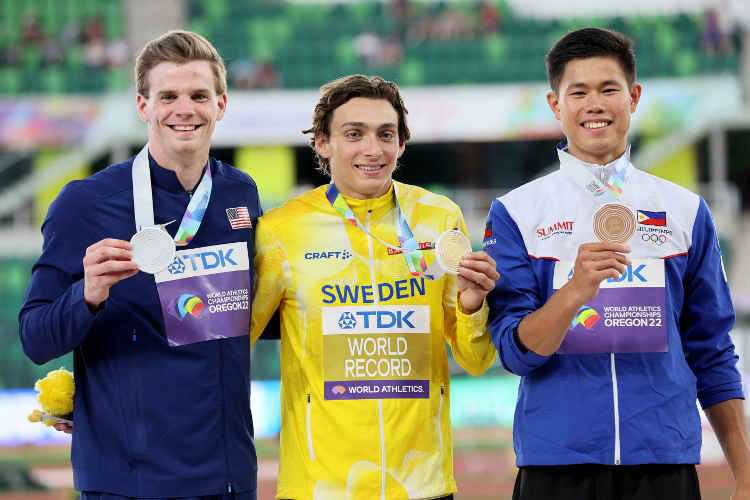 Silbermedaillengewinner Christopher Nilsen vom Team Vereinigte Staaten, Goldmedaillengewinner Armand Duplantis vom Team Schweden und Bronzemedaillengewinner Ernest John Obiena vom Team Philippinen posieren während der Medaillenzeremonie für den Stabhochsprung der Männer am zehnten Tag der Leichtathletik-Weltmeisterschaften Oregon22 im Hayward Field am 24. Juli 2022 in Eugene, Oregon. Copyright: Getty Images for World Athletics Silbermedaillengewinner Christopher Nilsen vom Team Vereinigte Staaten, Goldmedaillengewinner Armand Duplantis vom Team Schweden und Bronzemedaillengewinner Ernest John Obiena vom Team Philippinen posieren während der Medaillenzeremonie für den Stabhochsprung der Männer am zehnten Tag der Leichtathletik-Weltmeisterschaften Oregon22 im Hayward Field am 24. Juli 2022 in Eugene, Oregon. Copyright: Getty Images for World Athletics