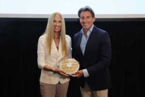 Cathy Oerter posiert mit dem Leichtathletik-Weltpräsidenten Sebastian Coe während des Leichtathletik-WM-Dinners Oregon22 im Valley River Inn am 14. Juli 2022 in Eugene, Oregon. Copyright: Getty Images for World Athletics