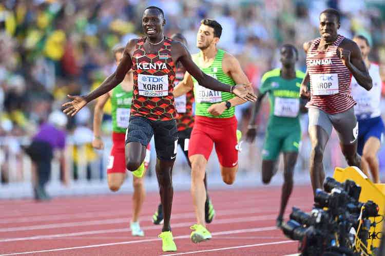 Emmanuel Kipkurui Korir vom Team Kenia überquert die Ziellinie und gewinnt Gold im 800-Meter-Finale der Männer am neunten Tag der Leichtathletik-Weltmeisterschaften Oregon22 im Hayward Field am 23. Juli 2022 in Eugene, Oregon. Copyright: Getty Images for World Athletics Emmanuel Kipkurui Korir vom Team Kenia überquert die Ziellinie und gewinnt Gold im 800-Meter-Finale der Männer am neunten Tag der Leichtathletik-Weltmeisterschaften Oregon22 im Hayward Field am 23. Juli 2022 in Eugene, Oregon. Copyright: Getty Images for World Athletics
