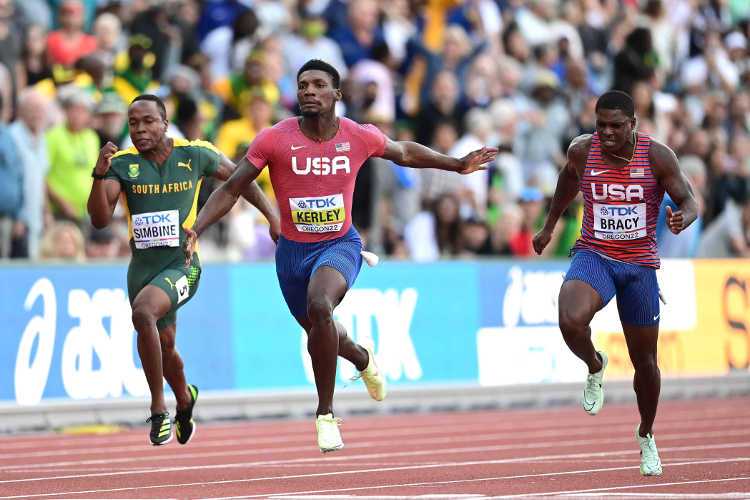 Akani Simbine vom Team Südafrika, Fred Kerley vom Team Vereinigte Staaten und Marvin Bracy vom Team Vereinigte Staaten treten am zweiten Tag der Leichtathletik-Weltmeisterschaften Oregon22 im Hayward Field am 16. Juli 2022 in Eugene, Oregon, im 100-Meter-Finale der Männer an. Copyright: Getty Images for World Athletics
