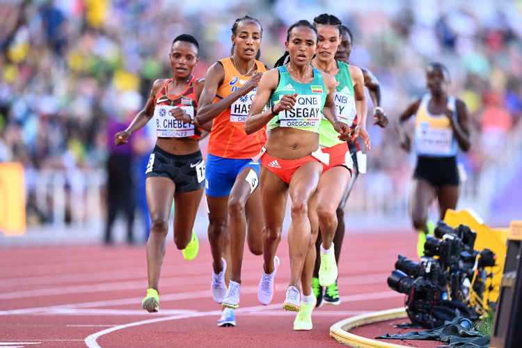 Gudaf Tsegay vom Team Ethiopia bestreitet das 5000-Meter-Finale der Frauen am neunten Tag der Leichtathletik-Weltmeisterschaften Oregon22 im Hayward Field am 23. Juli 2022 in Eugene, Oregon. Copyright: Getty Images for World Athletics Gudaf Tsegay vom Team Ethiopia bestreitet das 5000-Meter-Finale der Frauen am neunten Tag der Leichtathletik-Weltmeisterschaften Oregon22 im Hayward Field am 23. Juli 2022 in Eugene, Oregon. Copyright: Getty Images for World Athletics