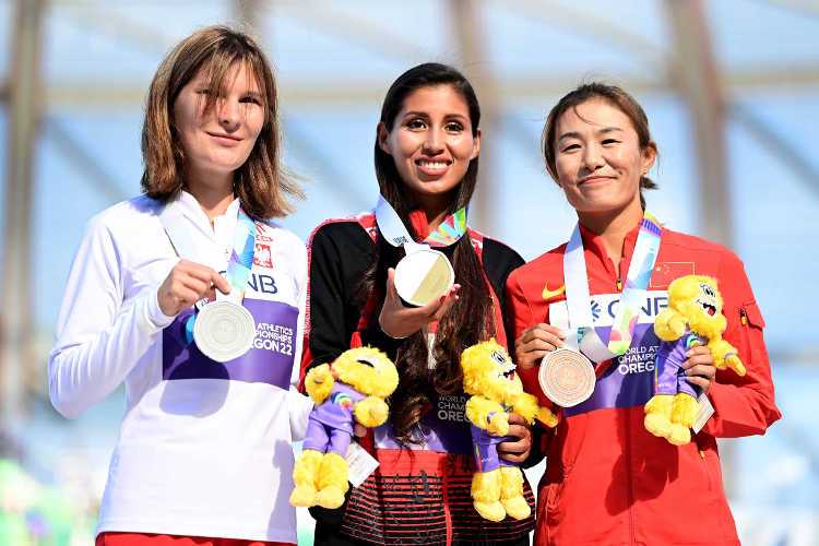Die Silbermedaillengewinnerin Katarzyna Zdzieblo vom Team Polen, die Goldmedaillengewinnerin Kimberly Garcia Leon vom Team Peru und die Bronzemedaillengewinnerin Shijie Qieyang vom Team China posieren während der Medaillenzeremonie für das 35-km-Race-Walk-Finale der Frauen am achten Tag der Leichtathletik-Weltmeisterschaften Oregon22 im Hayward Field am 22. Juli 2022 in Eugene, Oregon. Copyright: Getty Images for World Athletics Die Silbermedaillengewinnerin Katarzyna Zdzieblo vom Team Polen, die Goldmedaillengewinnerin Kimberly Garcia Leon vom Team Peru und die Bronzemedaillengewinnerin Shijie Qieyang vom Team China posieren während der Medaillenzeremonie für das 35-km-Race-Walk-Finale der Frauen am achten Tag der Leichtathletik-Weltmeisterschaften Oregon22 im Hayward Field am 22. Juli 2022 in Eugene, Oregon. Copyright: Getty Images for World Athletics
