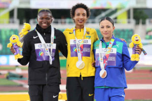 Silbermedaillengewinnerin Ese Brume vom Team Nigeria, Goldmedaillengewinnerin Malaika Mihambo vom Team Deutschland und Bronzemedaillengewinnerin Leticia Oro Melo vom Team Brasilien posieren während der Medaillenzeremonie für den Weitsprung der Frauen am zehnten Tag der Leichtathletik-Weltmeisterschaften Oregon22 im Hayward Field am 24. Juli 2022 in Eugene, Oregon. Copyright: Getty Images for World Athletics