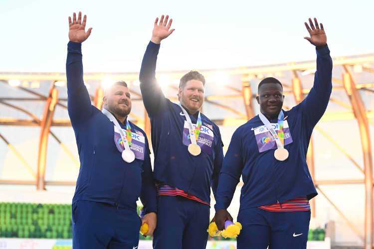 Silbermedaillengewinner Joe Kovacs vom Team United States, Goldmedaillengewinner Ryan Crouser vom Team United States und Bronzemedaillengewinner Josh Awotunde vom Team United States posieren für ein Foto während der Medaillenzeremonie des Männer-Kugelstoßen-Finales am dritten Tag der Leichtathletik-Weltmeisterschaften Oregon22 im Hayward Field am 17. Juli, 2022 in Eugene, Oregon. Copyright: Getty Images for World Athletics