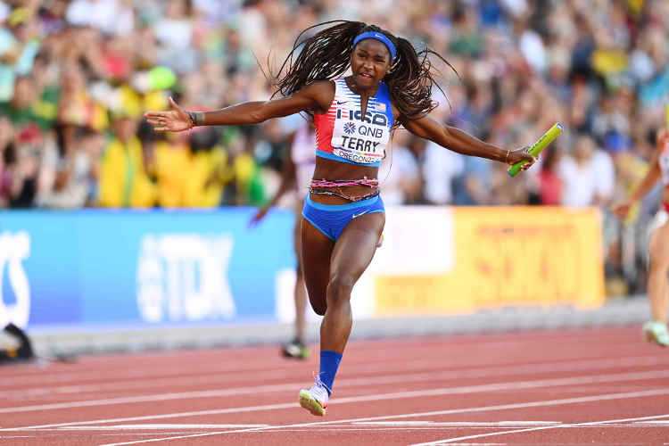 Twanisha Terry vom Team United States überquert die Ziellinie und gewinnt Gold im Finale der 4x100-Meter-Staffel der Frauen am neunten Tag der Leichtathletik-Weltmeisterschaften Oregon22 im Hayward Field am 23. Juli 2022 in Eugene, Oregon. Copyright: Getty Images for World Athletics Twanisha Terry vom Team United States überquert die Ziellinie und gewinnt Gold im Finale der 4x100-Meter-Staffel der Frauen am neunten Tag der Leichtathletik-Weltmeisterschaften Oregon22 im Hayward Field am 23. Juli 2022 in Eugene, Oregon. Copyright: Getty Images for World Athletics