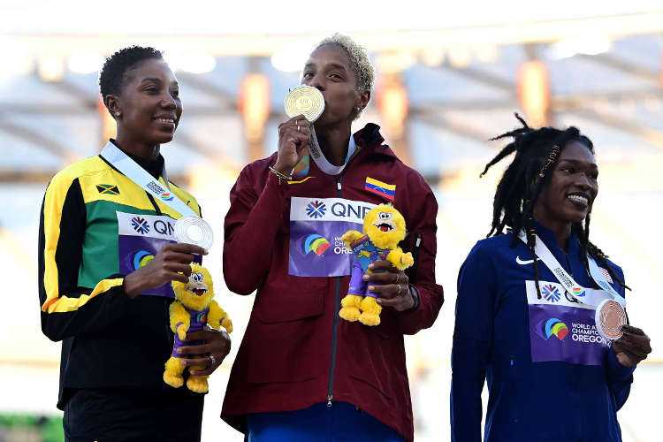Silbermedaillengewinnerin Shanieka Ricketts vom Team Jamaica, Goldmedaillengewinnerin Yulimar Rojas vom Team Venezuela und Bronzemedaillengewinnerin Tori Franklin vom Team Vereinigte Staaten posieren während der Medaillenzeremonie für das Dreisprungfinale der Frauen am vierten Tag der Leichtathletik-Weltmeisterschaften Oregon22 im Hayward Field am 18. Juli 2022 in Eugene, Oregon. Copyright: Getty Images for World Athletics
