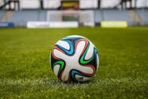 Fußball WM 2022 Katar Ball - Copyright: https://pixabay.com/de/photos/ball-gras-fu%c3%9fball-football-sport-488717/ - Lizenz: Pixabay Licence. Bild von Michal Jarmoluk auf Pixabay.