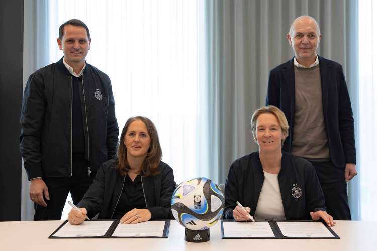 Fußball News Deutschland DFB - Martina Voss-Tecklenburg und Britta Carlson - Bernd Neuendorf und Joti Chatzialexiou - Copyright: DFB Fußball News Deutschland DFB - Martina Voss-Tecklenburg und Britta Carlson - Bernd Neuendorf und Joti Chatzialexiou - Copyright: DFB