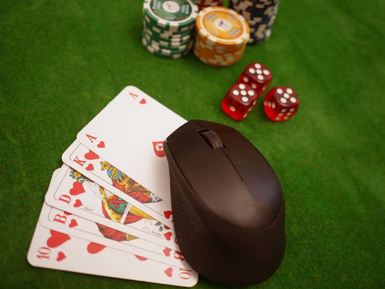 Online Casino Glücksspiel - Copyright: https://pixabay.com/photos/online-poker-cards-crisps-dice-4518186/ - Lizenz: Pixabay Licence. Bild von besteonlinecasinos auf Pixabay.