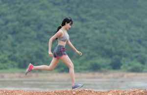 Sport treiben Fitness - Copyright: https://pixabay.com/photos/woman-running-run-fitness-sports-1822459/ - Lizenz: Pixabay Licence. Bild von Sasin Tipchai auf Pixabay.