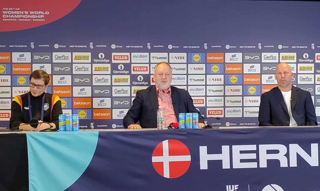 Handball WM 2023 Frauen - DHB Abschluss-Pressekonferenz am 17.12.2023 in Herning - Axel Kromer, Andreas Michelmann, Tobias Krumm (von rechts) - Copyright: SPORT4FINAL Handball WM 2023 Frauen - DHB Abschluss-Pressekonferenz am 17.12.2023 in Herning - Axel Kromer, Andreas Michelmann, Tobias Krumm (von rechts) - Copyright: SPORT4FINAL