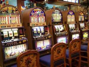 Slots Casino Spielautomat Glücksspiel - Copyright: https://pixabay.com/de/photos/kasino-spielautomat-gl%C3%BCcksspiel-1144952/ - Lizenz: Pixabay Licence. Bild von deluxtrade auf Pixabay.