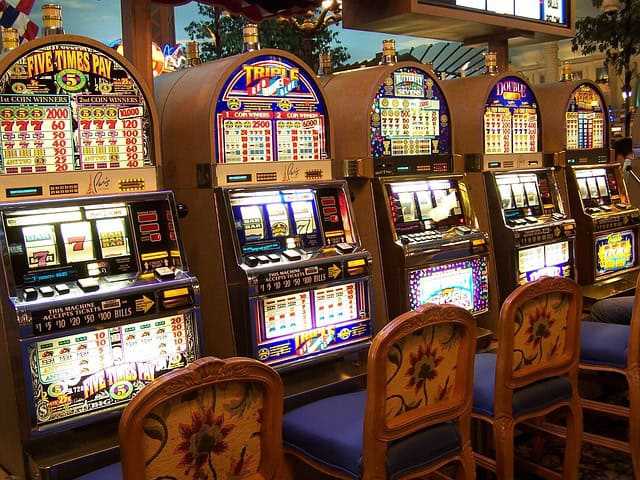 Slots Casino Spielautomat Glücksspiel - Copyright: https://pixabay.com/de/photos/kasino-spielautomat-gl%C3%BCcksspiel-1144952/ - Lizenz: Pixabay Licence. Bild von deluxtrade auf Pixabay.