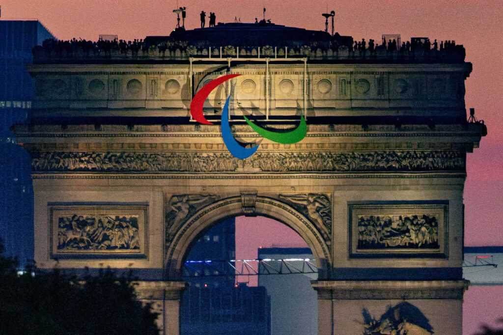 Paralympics Paris 2024 Eröffnungsfeier - Blick auf die Agitos, die bei Sonnenuntergang während der Eröffnungsfeier der Paralympischen Spiele 2024 in Paris auf dem Arc de Triomphe ausgestellt sind - Copyright Foto: OIS/IOC/Bob Martin Paralympics Paris 2024 Eröffnungsfeier - Blick auf die Agitos, die bei Sonnenuntergang während der Eröffnungsfeier der Paralympischen Spiele 2024 in Paris auf dem Arc de Triomphe ausgestellt sind - Copyright Foto: OIS/IOC/Bob Martin
