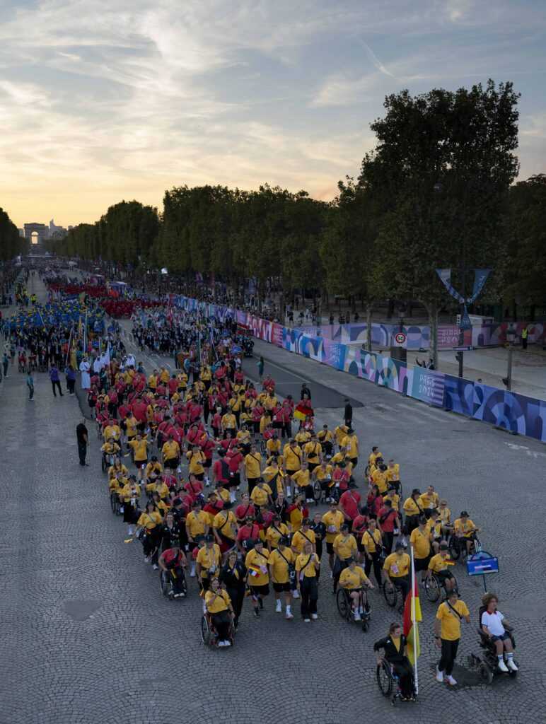 Paralympics Paris 2024 Eröffnungsfeier - Athletinnen und Athleten aus Deutschland begeben sich bei der Athletenparade während der Eröffnungsfeier der Paralympischen Spiele 2024 in Paris die Champs-Élysées hinunter in Richtung Place de la Concorde - Copyright Foto: OIS/IOC/Joel Marklund Paralympics Paris 2024 Eröffnungsfeier - Athletinnen und Athleten aus Deutschland begeben sich bei der Athletenparade während der Eröffnungsfeier der Paralympischen Spiele 2024 in Paris die Champs-Élysées hinunter in Richtung Place de la Concorde - Copyright Foto: OIS/IOC/Joel Marklund