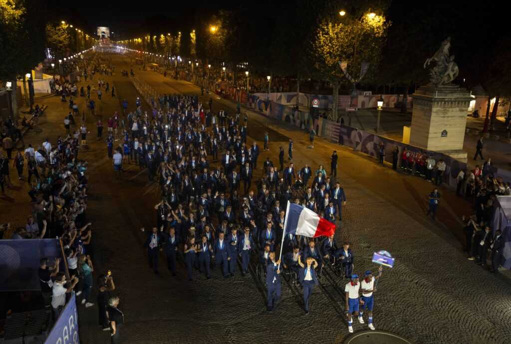 Paralympics Paris 2024 Eröffnungsfeier - Athleten aus Frankreich machen sich auf den Weg über die Champs-Elysées in Richtung Place de la Concorde in der Athletenparade während der Eröffnungsfeier der Paralympischen Spiele 2024 in Paris - Copyright Foto: OIS/IOC/Joel Marklund Paralympics Paris 2024 Eröffnungsfeier - Athleten aus Frankreich machen sich auf den Weg über die Champs-Elysées in Richtung Place de la Concorde in der Athletenparade während der Eröffnungsfeier der Paralympischen Spiele 2024 in Paris - Copyright Foto: OIS/IOC/Joel Marklund