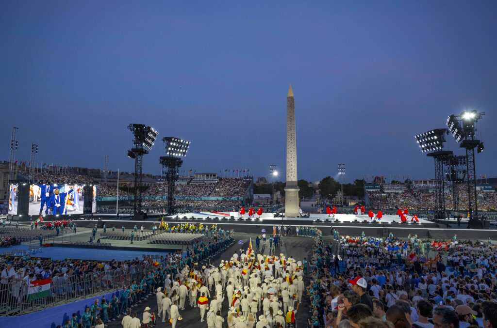 Paralympics Paris 2024 Eröffnungsfeier - Athleten aus Spanien machen sich während der Eröffnungsfeier der Paralympischen Spiele 2024 in Paris auf den Weg über die Champs-Élysées in Richtung Place de la Concorde - Copyright Foto: OIS/IOC/Joel Marklund Paralympics Paris 2024 Eröffnungsfeier - Athleten aus Spanien machen sich während der Eröffnungsfeier der Paralympischen Spiele 2024 in Paris auf den Weg über die Champs-Élysées in Richtung Place de la Concorde - Copyright Foto: OIS/IOC/Joel Marklund