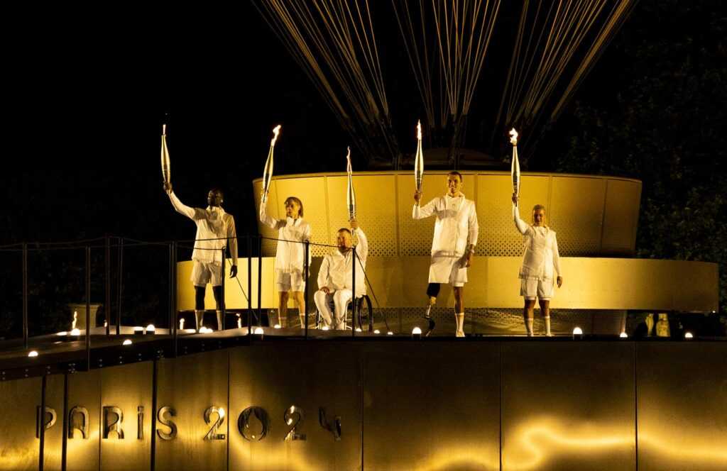 Paralympics Paris 2024 Eröffnungsfeier - Die paralympischen Fackelträger in Frankreich, Charles-Antoine Kaoukou, Elodie Lorandi, Fabien Lamirault, Alexis Hanquinquant und Nantenin Keita, entzünden den Hexenkessel der Paralympischen Spiele 2024 in Paris - Copyright Foto: OIS/IOC/Adrian Dennis Paralympics Paris 2024 Eröffnungsfeier - Die paralympischen Fackelträger in Frankreich, Charles-Antoine Kaoukou, Elodie Lorandi, Fabien Lamirault, Alexis Hanquinquant und Nantenin Keita, entzünden den Hexenkessel der Paralympischen Spiele 2024 in Paris - Copyright Foto: OIS/IOC/Adrian Dennis