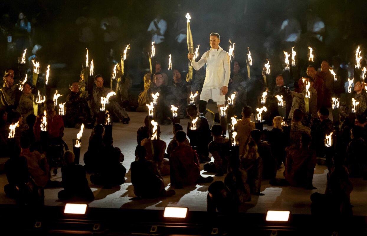 Paralympics Paris 2024 Eröffnungsfeier - Fackelträger Markus Rehm (GER) hält die paralympische Flamme, während Künstler sie vor dem Obelisken auf dem Place de la Concorde während der Eröffnungsfeier der Paralympischen Spiele 2024 in Paris umgeben - Copyright Foto: OIS/IOC/Bob Martin Paralympics Paris 2024 Eröffnungsfeier - Fackelträger Markus Rehm (GER) hält die paralympische Flamme, während Künstler sie vor dem Obelisken auf dem Place de la Concorde während der Eröffnungsfeier der Paralympischen Spiele 2024 in Paris umgeben - Copyright Foto: OIS/IOC/Bob Martin