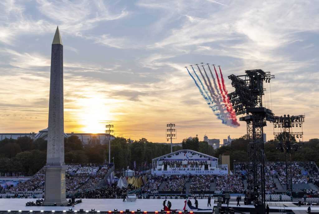 Paralympics Paris 2024 Eröffnungsfeier - Die Patrouille de France fliegt in Formation über den Place de la Concorde während der Eröffnungsfeier der Eröffnungsfeier der Paralympischen Spiele 2024 in Paris - Copyright Foto: OIS/IOC/Eva Morel Paralympics Paris 2024 Eröffnungsfeier - Die Patrouille de France fliegt in Formation über den Place de la Concorde während der Eröffnungsfeier der Eröffnungsfeier der Paralympischen Spiele 2024 in Paris - Copyright Foto: OIS/IOC/Eva Morel