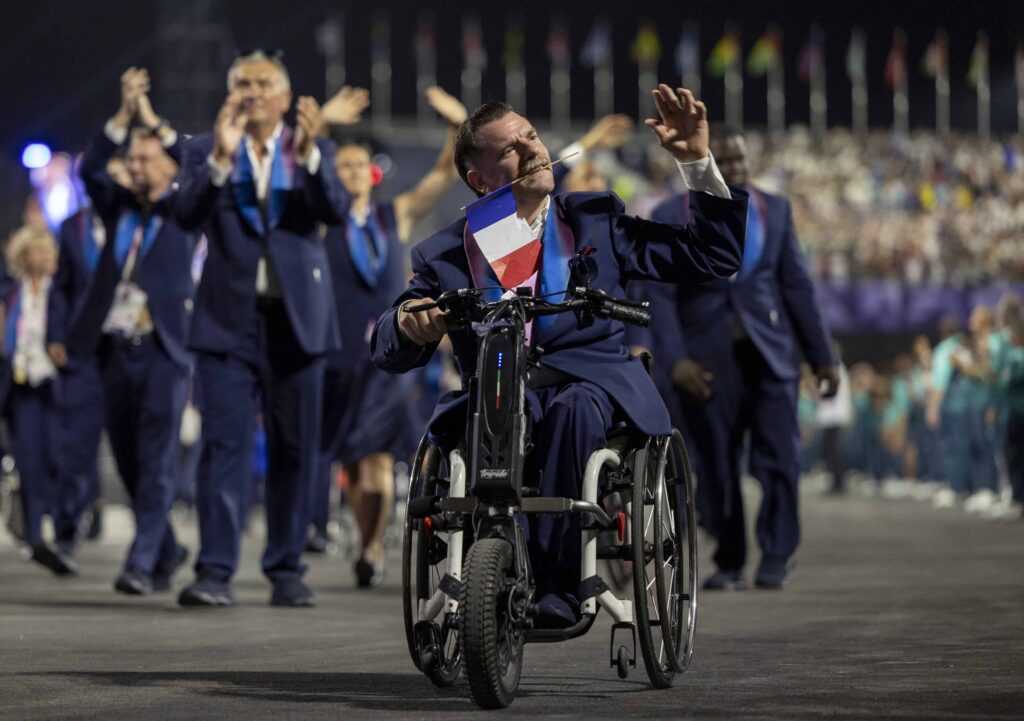 Paralympics Paris 2024 Eröffnungsfeier - Mitglieder der französischen Mannschaft nehmen an der Athletenparade während der Eröffnungsfeier der Paralympischen Spiele 2024 in Paris teil - Copyright Foto: OIS/IOC/Adrian Dennis Paralympics Paris 2024 Eröffnungsfeier - Mitglieder der französischen Mannschaft nehmen an der Athletenparade während der Eröffnungsfeier der Paralympischen Spiele 2024 in Paris teil - Copyright Foto: OIS/IOC/Adrian Dennis