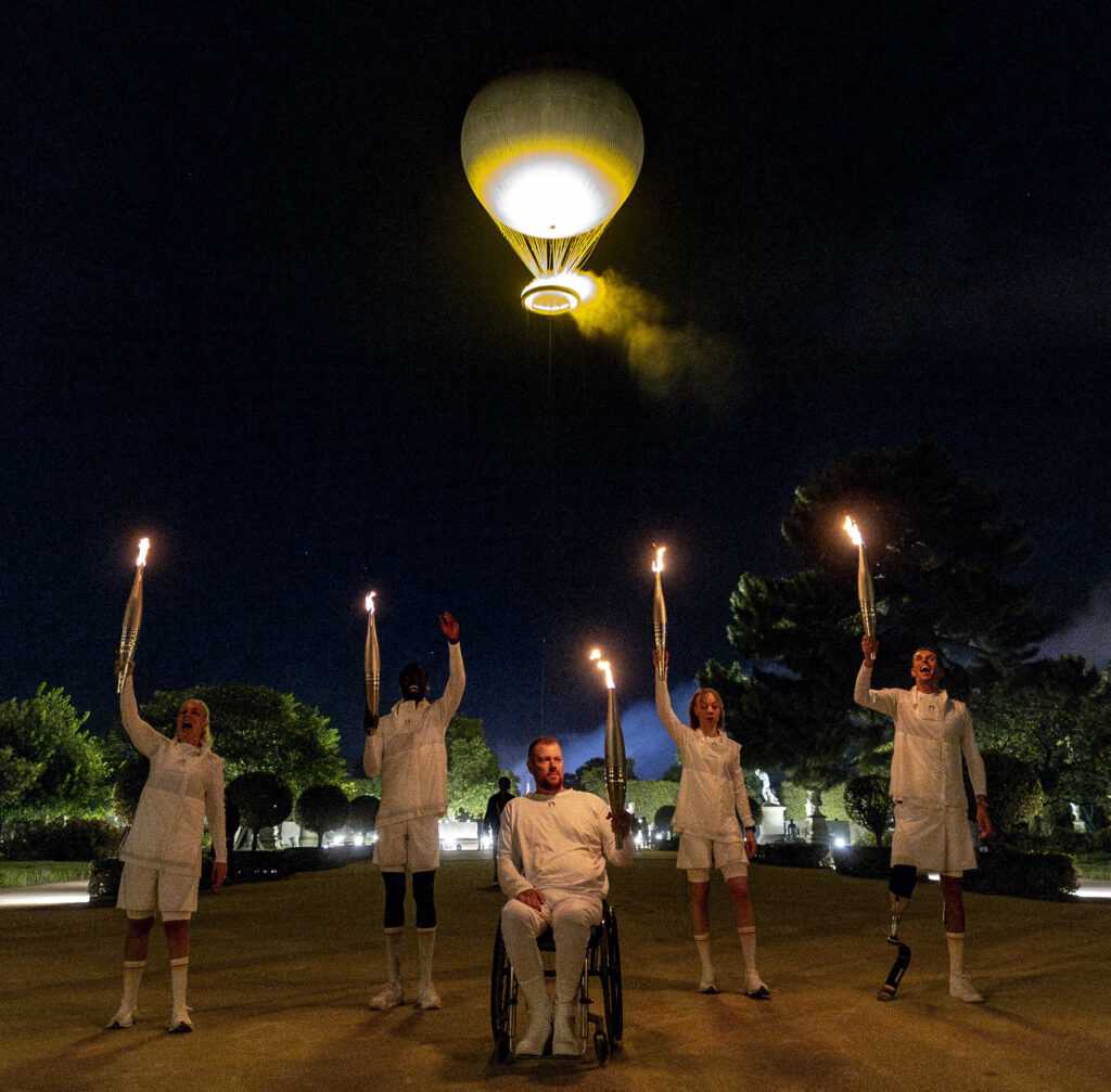 Paralympics Paris 2024 Eröffnungsfeier - Die französischen paralympischen Fackelträger Charles-Antoine Kaoukou, Elodie Lorandi, Fabien Lamirault, Alexis Hanquinquant und Nantenin Keita posieren für ein Gruppenfoto, nachdem sie den Paralympischen Kessel während der Eröffnungsfeier des Paralympischen Hexenkessels von Paris 2024 während der Eröffnungsfeier der Paralympischen Spiele 2024 in Paris angezündet haben - Copyright Foto: OIS/IOC/Lillie Yazdi Paralympics Paris 2024 Eröffnungsfeier - Die französischen paralympischen Fackelträger Charles-Antoine Kaoukou, Elodie Lorandi, Fabien Lamirault, Alexis Hanquinquant und Nantenin Keita posieren für ein Gruppenfoto, nachdem sie den Paralympischen Kessel während der Eröffnungsfeier des Paralympischen Hexenkessels von Paris 2024 während der Eröffnungsfeier der Paralympischen Spiele 2024 in Paris angezündet haben - Copyright Foto: OIS/IOC/Lillie Yazdi