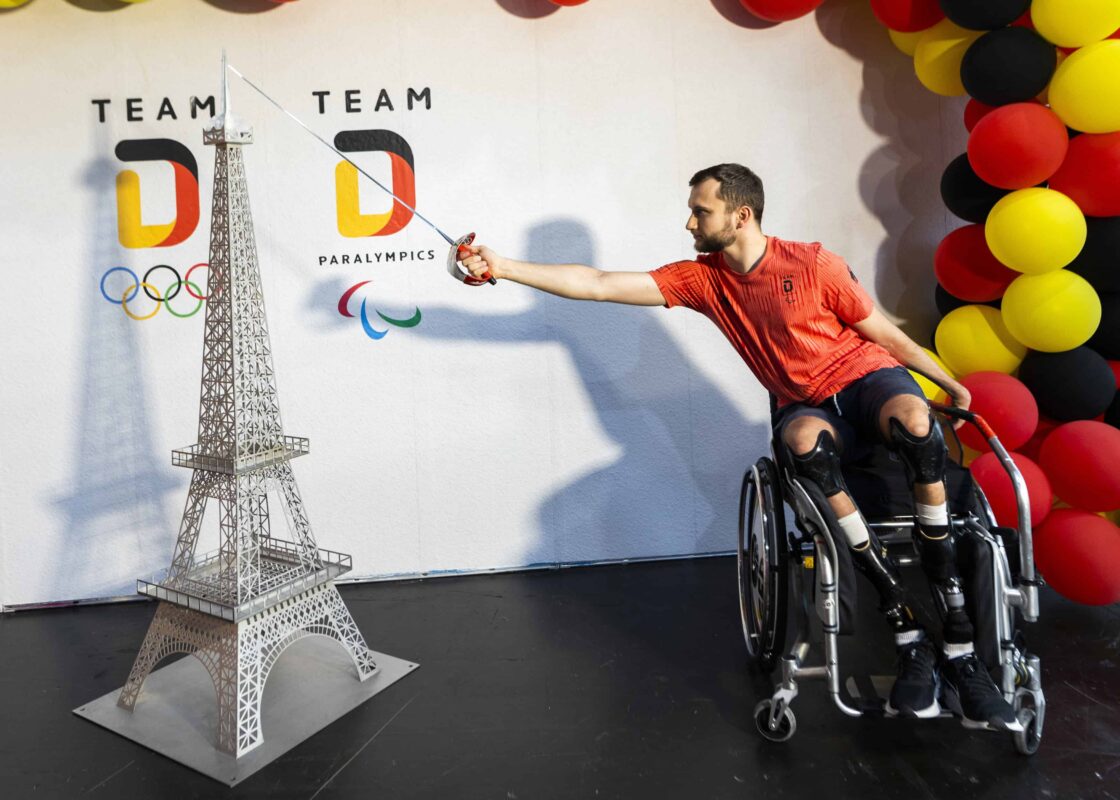 Paralympics Paris 2024 - Rollstuhl Fechten - Maurice Schmidt schwingt die Waffe neben einer Eiffelturm-Nachbildung - Copyright: picture alliance / Team D Paralympics