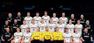 Handball WM 2025 Männer Team Deutschland DHB - Hinten von links: Bundestrainer Alfred Gislason, Co-Trainer Erik Wudtke, Johannes Golla, Marko Grgic, Julian Köster, Justus Fischer, Tim Zechel, Bundestrainer Athletik Dr. Simon Overkamp, Bundestrainer Torwart Mattias Andersson. Mitte: Teamkoordinator Volker Schurr, Nationalmannschaftsmanager Benjamin Chatton, Nils Lichtlein, Franz Semper, Christoph Steinert, Lukas Stutzke, Luca Witzke, Juri Knorr, Renars Uscins, Mannschaftsarzt Dr. Philip Lübke. Vorn: Physiotherapeut Dennis Finke, Rune Dahmke, Lukas Mertens, David Späth, Andreas Wolff, Joel Birlehm, Lukas Zerbe, Timo Kastening, Physiotherapeut Martin Leuthner - Copyright: Marco Wolf/DHB