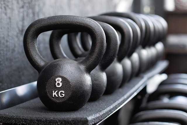 Funktionelles Training Kettlebell - Copyright: https://pixabay.com/de/photos/kettlebell-crossfit-ausr%C3%BCstung-5679666/ - Lizenz: Pixabay Licence. Bild von Alexandre auf Pixabay.