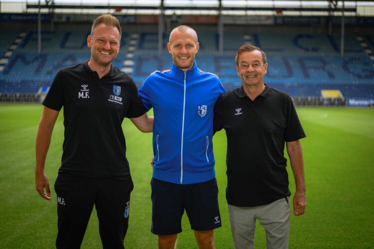 Fußball News: Dominik Reimann verlängerte beim 1. FC Magdeburg. FCM-Kapitän Dominik Reimann (Mitte) mit FCM-Sportchef Otmar Schork (rechts) und FCM-Cheftrainer Markus Fiedler. Copyright: 1. FC Magdeburg