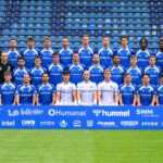 Fußball Bundesliga 1. FC Magdeburg Saison 2025-2026. Hintere Reihe von links: Oliver Poranzke (Mannschaftsarzt), Dr. Mathias Neumann (Partner MD-Reha), Kevin Waliczek (Spielanalyst), Samuel Loric, Eldin Dzogovic, Marcus Mathisen, Emir Kuhinja, Alexander Ahl-Holmström, Falko Michel, Jean Hugonet, Pierre Nadjombe, Daniel Heber, Matthias Tischer (Torwarttrainer), Jannik Kirchenkamp (Reha- und Athletiktrainer). Mittlere Reihe von links: Otmar Schork (Geschäftsführer Sport), Dr. Patrick Klein (Mannschaftsarzt), Marcel Möller (Physiotherapeut), Matthias Meinel (Physiotherapeut), Ferdinand Renner (Physiotherapeut), Abu-Bekir Ömer El-Zein, Martijn Kaars, Tobias Müller, Andi Hoti, Aleksa Marusic, Tarek Chahed, Philipp Hercher, Robert Leipertz, Silvio Bankert (Co-Trainer), Saban Uzun (Co-Trainer), Markus Fiedler (Cheftrainer), Heiko Horner (Mannschaftsleiter / Zeugwart), Andreas Schumacher (Co-Trainer). Vordere Reihe von links: Magnus Baars, Lubambo Musonda, Nick Meier, Baris Atik, Herbert Bockhorn, Robert Kampa, Dominik Reimann, Noah Kruth, Alexander Nollenberger, Dariusz Stalmach, Laurin Ulrich, Connor Krempicki, Silas Gnaka. Copyright: 1. FC Magdeburg