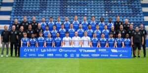 Fußball Bundesliga 1. FC Magdeburg Saison 2025-2026. Hintere Reihe von links: Oliver Poranzke (Mannschaftsarzt), Dr. Mathias Neumann (Partner MD-Reha), Kevin Waliczek (Spielanalyst), Samuel Loric, Eldin Dzogovic, Marcus Mathisen, Emir Kuhinja, Alexander Ahl-Holmström, Falko Michel, Jean Hugonet, Pierre Nadjombe, Daniel Heber, Matthias Tischer (Torwarttrainer), Jannik Kirchenkamp (Reha- und Athletiktrainer). Mittlere Reihe von links: Otmar Schork (Geschäftsführer Sport), Dr. Patrick Klein (Mannschaftsarzt), Marcel Möller (Physiotherapeut), Matthias Meinel (Physiotherapeut), Ferdinand Renner (Physiotherapeut), Abu-Bekir Ömer El-Zein, Martijn Kaars, Tobias Müller, Andi Hoti, Aleksa Marusic, Tarek Chahed, Philipp Hercher, Robert Leipertz, Silvio Bankert (Co-Trainer), Saban Uzun (Co-Trainer), Markus Fiedler (Cheftrainer), Heiko Horner (Mannschaftsleiter / Zeugwart), Andreas Schumacher (Co-Trainer). Vordere Reihe von links: Magnus Baars, Lubambo Musonda, Nick Meier, Baris Atik, Herbert Bockhorn, Robert Kampa, Dominik Reimann, Noah Kruth, Alexander Nollenberger, Dariusz Stalmach, Laurin Ulrich, Connor Krempicki, Silas Gnaka. Copyright: 1. FC Magdeburg