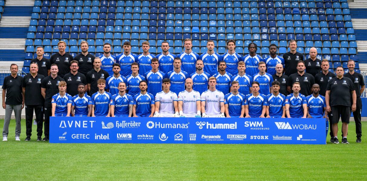 Fußball Bundesliga 1. FC Magdeburg Saison 2025-2026. Hintere Reihe von links: Oliver Poranzke (Mannschaftsarzt), Dr. Mathias Neumann (Partner MD-Reha), Kevin Waliczek (Spielanalyst), Samuel Loric, Eldin Dzogovic, Marcus Mathisen, Emir Kuhinja, Alexander Ahl-Holmström, Falko Michel, Jean Hugonet, Pierre Nadjombe, Daniel Heber, Matthias Tischer (Torwarttrainer), Jannik Kirchenkamp (Reha- und Athletiktrainer). Mittlere Reihe von links: Otmar Schork (Geschäftsführer Sport), Dr. Patrick Klein (Mannschaftsarzt), Marcel Möller (Physiotherapeut), Matthias Meinel (Physiotherapeut), Ferdinand Renner (Physiotherapeut), Abu-Bekir Ömer El-Zein, Martijn Kaars, Tobias Müller, Andi Hoti, Aleksa Marusic, Tarek Chahed, Philipp Hercher, Robert Leipertz, Silvio Bankert (Co-Trainer), Saban Uzun (Co-Trainer), Markus Fiedler (Cheftrainer), Heiko Horner (Mannschaftsleiter / Zeugwart), Andreas Schumacher (Co-Trainer). Vordere Reihe von links: Magnus Baars, Lubambo Musonda, Nick Meier, Baris Atik, Herbert Bockhorn, Robert Kampa, Dominik Reimann, Noah Kruth, Alexander Nollenberger, Dariusz Stalmach, Laurin Ulrich, Connor Krempicki, Silas Gnaka. Copyright: 1. FC Magdeburg