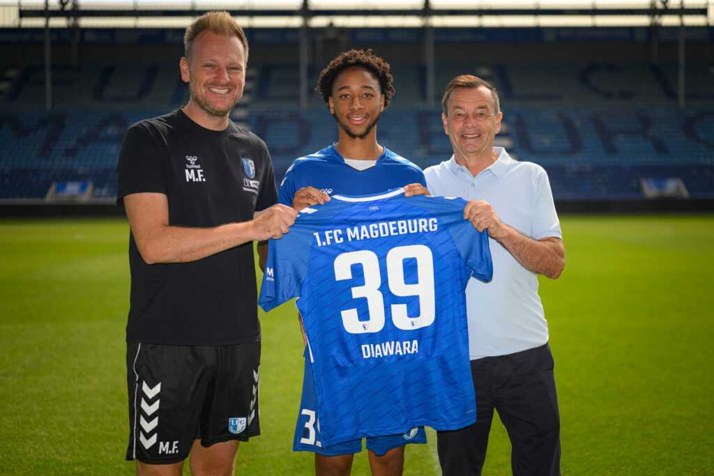 Fußball Bundesliga News 1. FC Magdeburg. Neuzugang Kandet Diawara (Mitte) mit Sportchef Otmar Schork (rechts) und Cheftrainer Markus Fiedler. Copyright: 1. FC Magdeburg