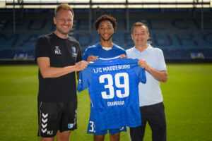 Fußball Bundesliga News 1. FC Magdeburg. Neuzugang Kandet Diawara (Mitte) mit Sportchef Otmar Schork (rechts) und Cheftrainer Markus Fiedler. Copyright: 1. FC Magdeburg