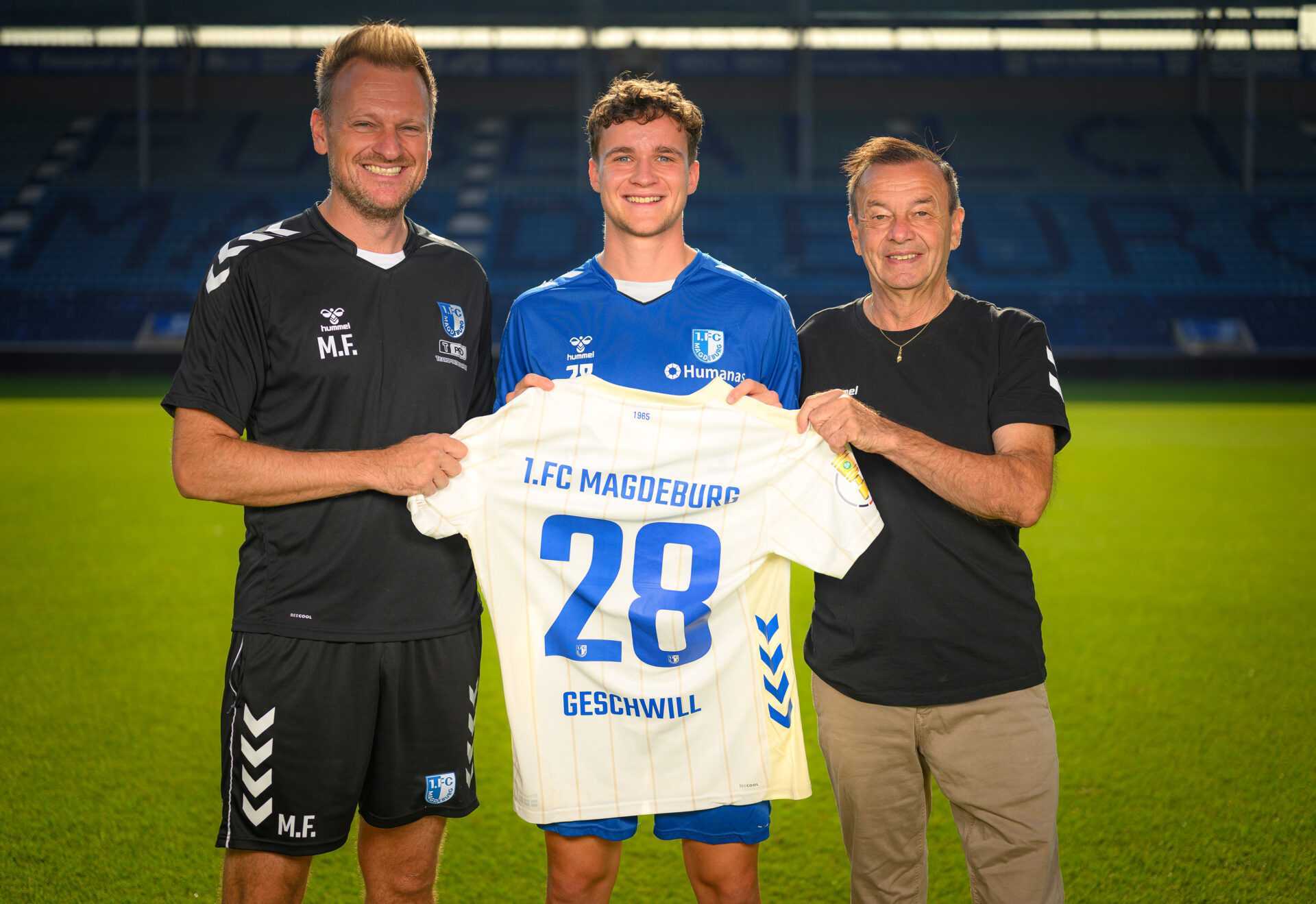 Fußball Bundesliga News 1. FC Magdeburg. Neuzugang Max Geschwill (Mitte) mit Sportchef Otmar Schork (rechts) und Cheftrainer Markus Fiedler. Copyright: 1. FC Magdeburg