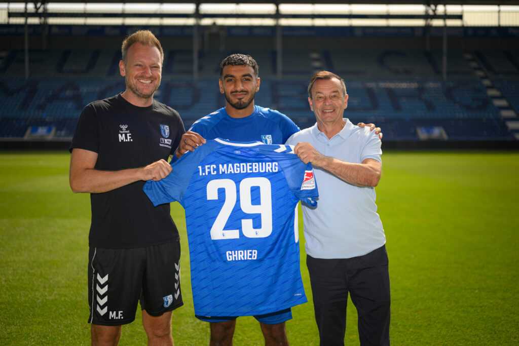Fußball Bundesliga News 1. FC Magdeburg. Neuzugang Rayan Ghrieb (Mitte) mit Sportchef Otmar Schork (rechts) und Cheftrainer Markus Fiedler. Copyright: 1. FC Magdeburg