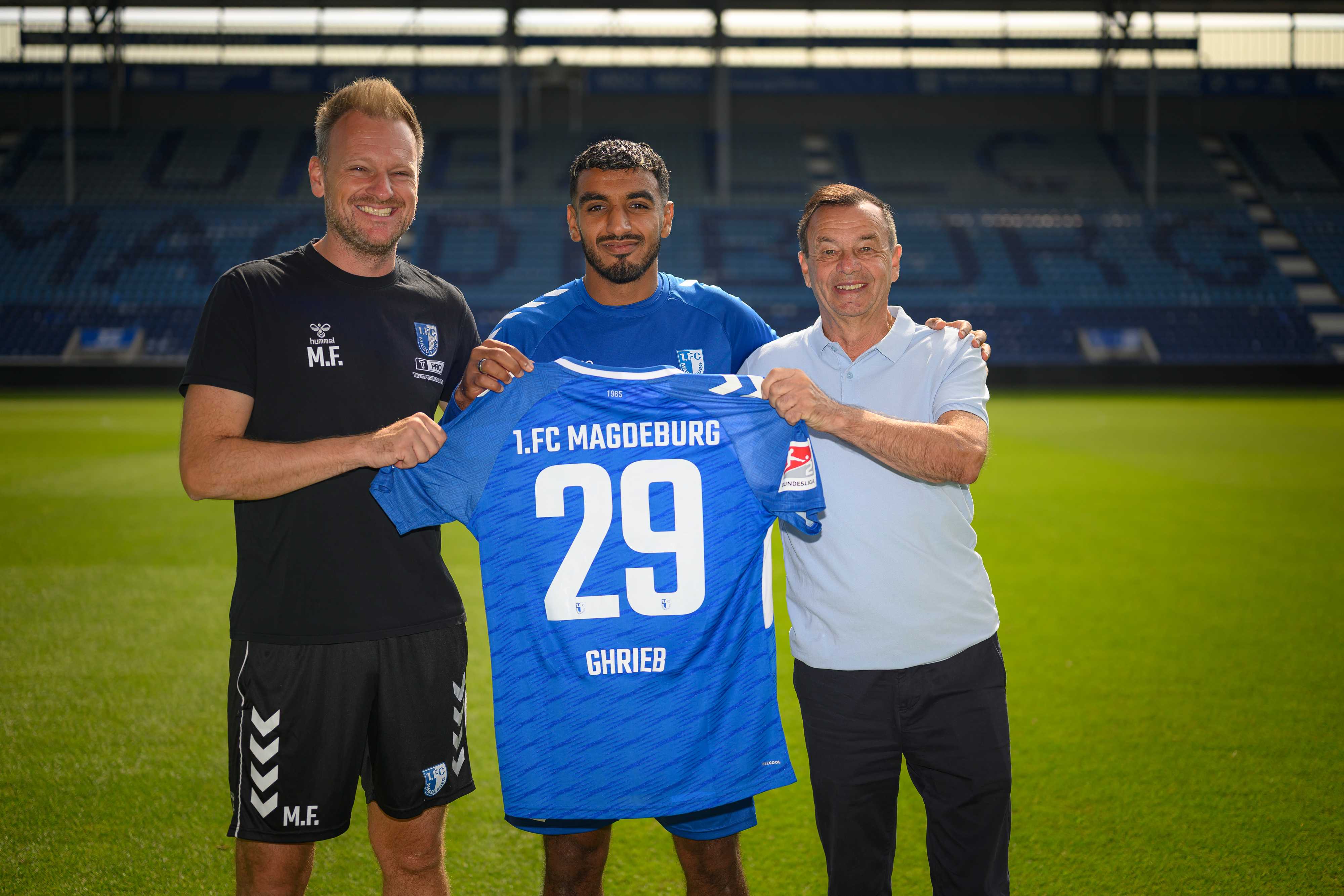 Fußball Bundesliga News 1. FC Magdeburg. Neuzugang Rayan Ghrieb (Mitte) mit Sportchef Otmar Schork (rechts) und Cheftrainer Markus Fiedler. Copyright: 1. FC Magdeburg