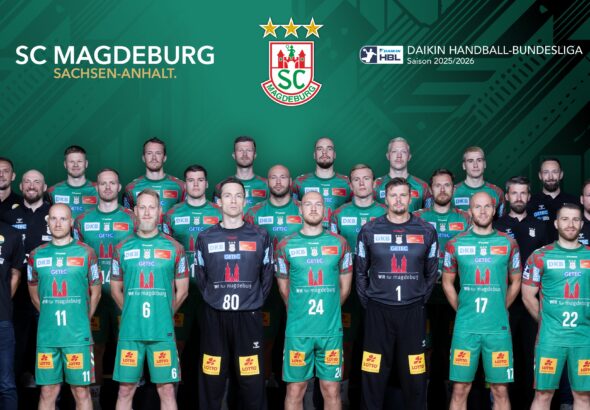 SC Magdeburg – Handball Bundesliga HBL und EHF Champions League Saison 2025-2026. Hintere Reihe (v.l.): Dino SPIRANEC (Torwarttrainer), Sebastian BARTHOLD, Felix CLAAR, Philipp WEBER, Tim ZECHEL, Magnus SAUGSTRUP, Manuel ZEHNDER, Steffen MANTAI (Physiotherapeut). Mittlere Reihe (v.l.): Lars DAMMANN (Betreuer), Yves Grafenhorst (Co-Trainer), Omar Ingi MAGNUSSON, Elvar Örn Jónsson, Oscar BERGENDAHL, Gisli KRISTJANSSON, Albin LAGERGREN, Tino MEYER (Physiotherapeut), Matthias FEHSE (Physiotherapeut). Vordere Reihe (v.l.): Bennet Wiegert (Trainer), Daniel Pettersson, Matthias Musche, Nikola PORTNER, Christian O´Sullivan, Sergey HERNÁNDEZ FERRER, Tim HORNKE, Lukas Mertens, Daniel MÜLLER (Athletiktrainer) – Copyright: SC Magdeburg