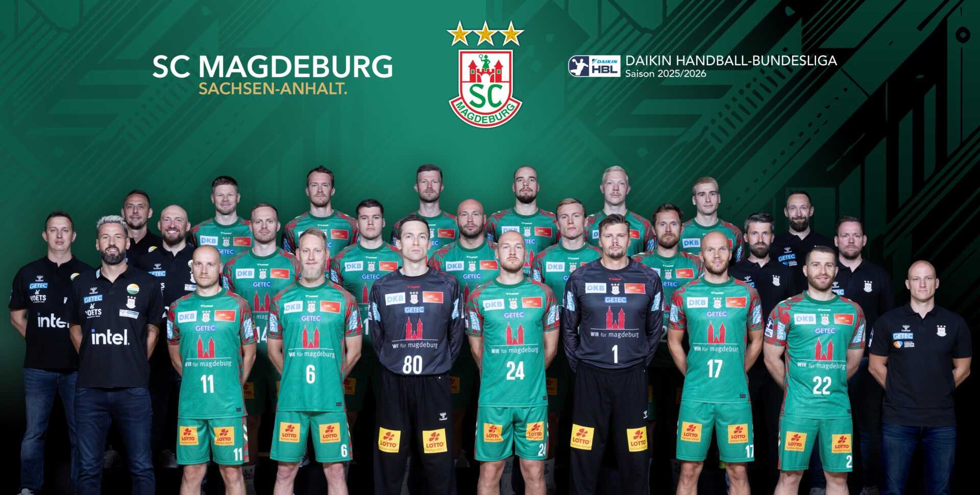 SC Magdeburg – Handball Bundesliga HBL und EHF Champions League Saison 2025-2026. Hintere Reihe (v.l.): Dino SPIRANEC (Torwarttrainer), Sebastian BARTHOLD, Felix CLAAR, Philipp WEBER, Tim ZECHEL, Magnus SAUGSTRUP, Manuel ZEHNDER, Steffen MANTAI (Physiotherapeut). Mittlere Reihe (v.l.): Lars DAMMANN (Betreuer), Yves Grafenhorst (Co-Trainer), Omar Ingi MAGNUSSON, Elvar Örn Jónsson, Oscar BERGENDAHL, Gisli KRISTJANSSON, Albin LAGERGREN, Tino MEYER (Physiotherapeut), Matthias FEHSE (Physiotherapeut). Vordere Reihe (v.l.): Bennet Wiegert (Trainer), Daniel Pettersson, Matthias Musche, Nikola PORTNER, Christian O´Sullivan, Sergey HERNÁNDEZ FERRER, Tim HORNKE, Lukas Mertens, Daniel MÜLLER (Athletiktrainer) – Copyright: SC Magdeburg SC Magdeburg – Handball Bundesliga HBL und EHF Champions League Saison 2025-2026. Hintere Reihe (v.l.): Dino SPIRANEC (Torwarttrainer), Sebastian BARTHOLD, Felix CLAAR, Philipp WEBER, Tim ZECHEL, Magnus SAUGSTRUP, Manuel ZEHNDER, Steffen MANTAI (Physiotherapeut). Mittlere Reihe (v.l.): Lars DAMMANN (Betreuer), Yves Grafenhorst (Co-Trainer), Omar Ingi MAGNUSSON, Elvar Örn Jónsson, Oscar BERGENDAHL, Gisli KRISTJANSSON, Albin LAGERGREN, Tino MEYER (Physiotherapeut), Matthias FEHSE (Physiotherapeut). Vordere Reihe (v.l.): Bennet Wiegert (Trainer), Daniel Pettersson, Matthias Musche, Nikola PORTNER, Christian O´Sullivan, Sergey HERNÁNDEZ FERRER, Tim HORNKE, Lukas Mertens, Daniel MÜLLER (Athletiktrainer) – Copyright: SC Magdeburg