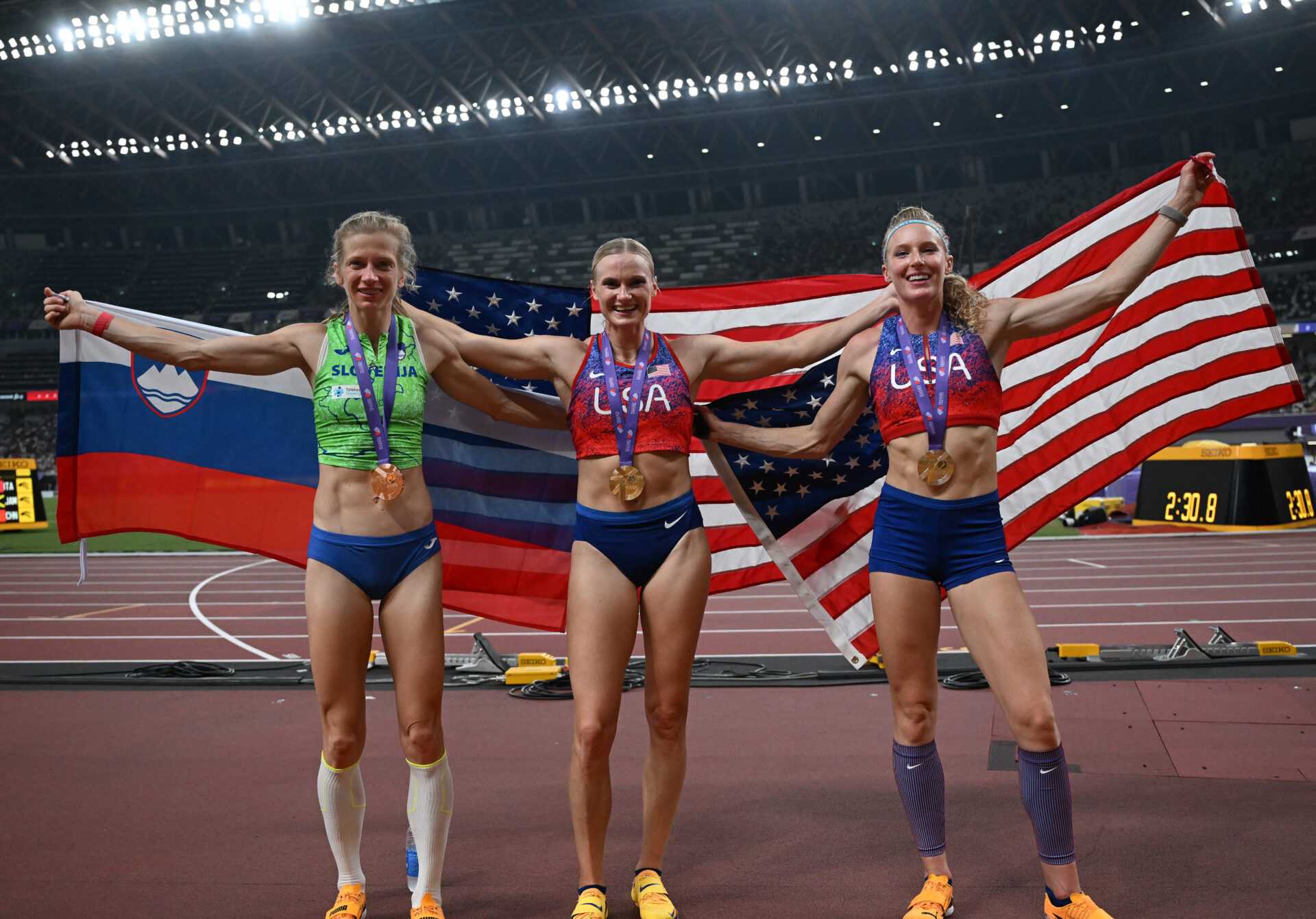 Leichtathletik WM 2025 Tokio Stabhochsprung - Bronze medalist Tina Sutej of Slovenia gold medalist Katie Moon of the United States and Silver medalist Sandi Morris of the United States, pose for a picture with the national flag after the women's pole vault final during the World Atheletics Championships Tokyo 2025 at the Tokyo National Stadium on 17 September 2025. Copyright: Monirul Bhuiyan for World Athletics