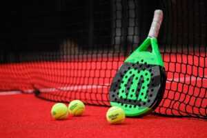 Padel Racket Tennis Ball - Copyright: https://pixabay.com/photos/padel-padel-racket-tennis-balls-6322447/ Lizenz: Kostenlose Pixabay Licence. Bild von Jonas auf Pixabay.