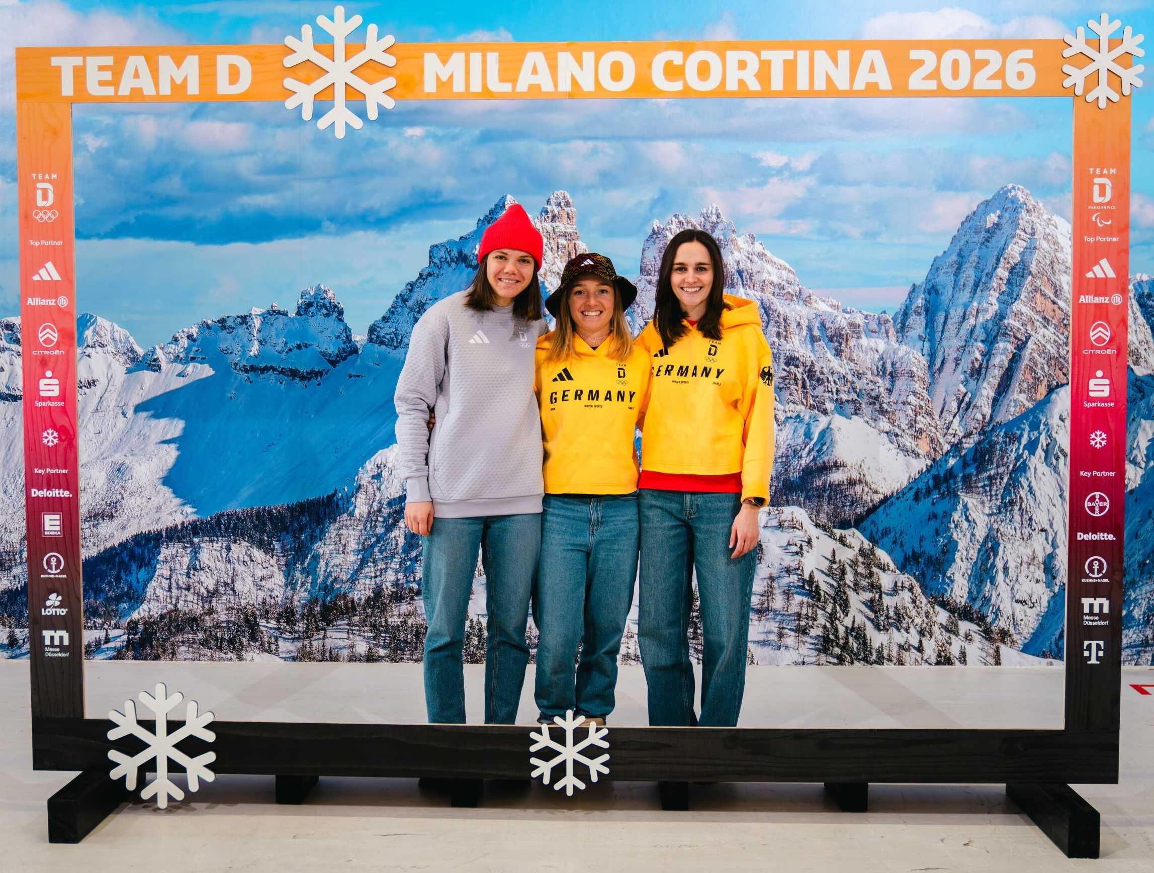 Olympia 2026 Mailand Team Deutschland Einkleidung - Skispringerinnen Agnes Reisch, Katharina Schmid und Selina Freitag bei der Team Deutschland Einkleidung vor den Olympischen Spielen in Mailand Cortina - Copyright ©: Team Deutschland