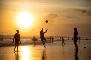 Teamgeist Sport News Sportwetten - Copyright: https://pixabay.com/photos/sunset-volleyball-beach-silhouette-5560658/ Lizenz: Kostenlose Pixabay Licence. Bild von Peggy und Marco Lachmann-Anke von Pixabay.