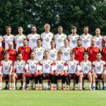 Fußball WM 2026 Deutschland DFB Elf. Das offizielle Teamfoto - Mannschaftsfoto: Der deutsche WM Kader zur Fußball Weltmeisterschaft 2026 in den USA. Vordere Reihe v.l: Deniz Undav, Florian Wirtz, Pascal Gross, Leroy Sane, Oliver Baumann, Manuel Neuer, Alexander Nuebel, Jonas Urbig, Angelo Stiller, David Raum, Nadiem Amiri und Nathaniel Brown. Mittlere Reihe v.l: Cheftrainer Julian Nagelsmann, Assistenztrainer Benjamin Huebner, Assistenztrainer Benjamin Glueck, Assistenztrainer Alfred Schreuder, Assistenztrainer Mads Buttgereit, Jamal Musiala, Joshua Kimmich, Maximilian Beier, Athletiktrainer Braam Geers, Athletiktrainer Krunoslav Banovcic, Fitnesstrainer Nicklas Dietrich, Torwarttrainer Andreas Kronenberg und Torwarttrainer Stefan Wessels. Hintere Reihe v.l: Jamie Leweling, Antonio Ruediger, Assan Ouedraogo, Nico Schlotterbeck, Jonathan Tah, Nick Woltemade, Malick Thiaw, Kai Havertz, Felix Nmecha, Waldemar Anton, Leon Goretzka und Aleksandar Pavlovic. Copyright: GES/DFB