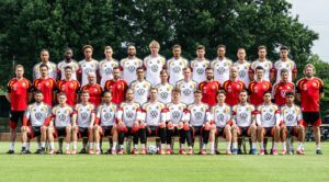 Fußball WM 2026 Deutschland DFB Elf. Das offizielle Teamfoto - Mannschaftsfoto: Der deutsche WM Kader zur Fußball Weltmeisterschaft 2026 in den USA. Vordere Reihe v.l: Deniz Undav, Florian Wirtz, Pascal Gross, Leroy Sane, Oliver Baumann, Manuel Neuer, Alexander Nuebel, Jonas Urbig, Angelo Stiller, David Raum, Nadiem Amiri und Nathaniel Brown. Mittlere Reihe v.l: Cheftrainer Julian Nagelsmann, Assistenztrainer Benjamin Huebner, Assistenztrainer Benjamin Glueck, Assistenztrainer Alfred Schreuder, Assistenztrainer Mads Buttgereit, Jamal Musiala, Joshua Kimmich, Maximilian Beier, Athletiktrainer Braam Geers, Athletiktrainer Krunoslav Banovcic, Fitnesstrainer Nicklas Dietrich, Torwarttrainer Andreas Kronenberg und Torwarttrainer Stefan Wessels. Hintere Reihe v.l: Jamie Leweling, Antonio Ruediger, Assan Ouedraogo, Nico Schlotterbeck, Jonathan Tah, Nick Woltemade, Malick Thiaw, Kai Havertz, Felix Nmecha, Waldemar Anton, Leon Goretzka und Aleksandar Pavlovic. Copyright: GES/DFB