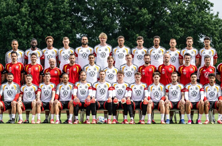 Fußball WM 2026 Deutschland DFB Elf. Das offizielle Teamfoto - Mannschaftsfoto: Der deutsche WM Kader zur Fußball Weltmeisterschaft 2026 in den USA. Vordere Reihe v.l: Deniz Undav, Florian Wirtz, Pascal Gross, Leroy Sane, Oliver Baumann, Manuel Neuer, Alexander Nuebel, Jonas Urbig, Angelo Stiller, David Raum, Nadiem Amiri und Nathaniel Brown. Mittlere Reihe v.l: Cheftrainer Julian Nagelsmann, Assistenztrainer Benjamin Huebner, Assistenztrainer Benjamin Glueck, Assistenztrainer Alfred Schreuder, Assistenztrainer Mads Buttgereit, Jamal Musiala, Joshua Kimmich, Maximilian Beier, Athletiktrainer Braam Geers, Athletiktrainer Krunoslav Banovcic, Fitnesstrainer Nicklas Dietrich, Torwarttrainer Andreas Kronenberg und Torwarttrainer Stefan Wessels. Hintere Reihe v.l: Jamie Leweling, Antonio Ruediger, Assan Ouedraogo, Nico Schlotterbeck, Jonathan Tah, Nick Woltemade, Malick Thiaw, Kai Havertz, Felix Nmecha, Waldemar Anton, Leon Goretzka und Aleksandar Pavlovic. Copyright: GES/DFB