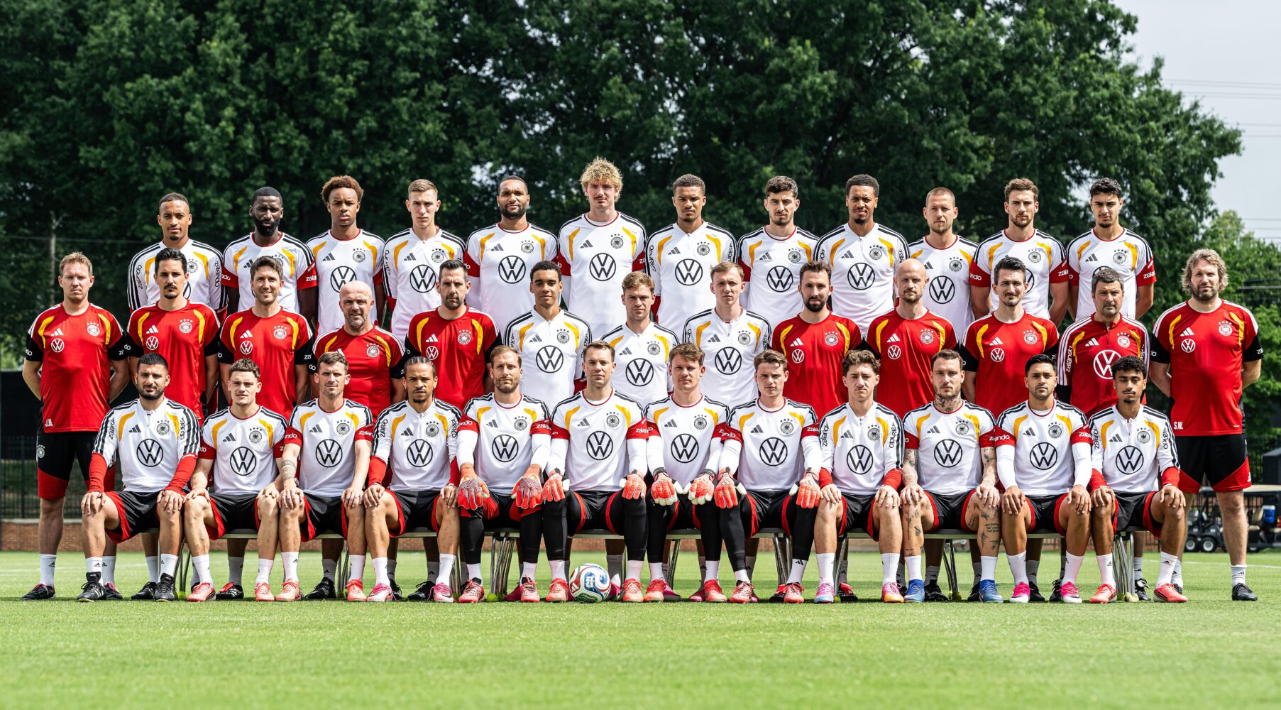 Fußball WM 2026 Deutschland DFB Elf. Das offizielle Teamfoto - Mannschaftsfoto: Der deutsche WM Kader zur Fußball Weltmeisterschaft 2026 in den USA. Vordere Reihe v.l: Deniz Undav, Florian Wirtz, Pascal Gross, Leroy Sane, Oliver Baumann, Manuel Neuer, Alexander Nuebel, Jonas Urbig, Angelo Stiller, David Raum, Nadiem Amiri und Nathaniel Brown. Mittlere Reihe v.l: Cheftrainer Julian Nagelsmann, Assistenztrainer Benjamin Huebner, Assistenztrainer Benjamin Glueck, Assistenztrainer Alfred Schreuder, Assistenztrainer Mads Buttgereit, Jamal Musiala, Joshua Kimmich, Maximilian Beier, Athletiktrainer Braam Geers, Athletiktrainer Krunoslav Banovcic, Fitnesstrainer Nicklas Dietrich, Torwarttrainer Andreas Kronenberg und Torwarttrainer Stefan Wessels. Hintere Reihe v.l: Jamie Leweling, Antonio Ruediger, Assan Ouedraogo, Nico Schlotterbeck, Jonathan Tah, Nick Woltemade, Malick Thiaw, Kai Havertz, Felix Nmecha, Waldemar Anton, Leon Goretzka und Aleksandar Pavlovic. Copyright: GES/DFB