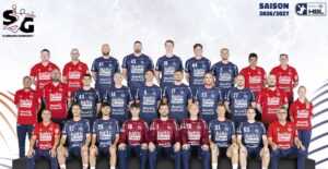 Handball Bundesliga SG Flensburg-Handewitt Saison 2026 2027 EHF European League - Hintere Reihe v.l.: Physiotherapeut Janek Schmeling, Athletik- und Performance-Trainer Michael Döring, Arnar Freyr Arnarsson, Blaž Blagotinšek, Moritz Frederik Detlefsen, Lasse Møller, Simon Pytlick, Torwarttrainer Rayco Rodriguez Plata, Physiotherapeut Torben Helmer. Mittlere Reihe v.l.: Mannschaftsarzt Dr. med. Torsten Ahnsel, Trainer Aleš Pajović, Aymeric Minne, Emil Bergholt, Niclas Kirkeløkke, Marko Grgić, Kent Robin Tønnesen, Luca Witzke, Co-Trainer Simon Hennig, Physiotherapeutin Farina Pods. Vordere Reihe v.l.: Sportlicher Leiter Ljubomir Vranjes, Aksel Horgen, Patrick Volz, Catalin Haidu, Benjamin Burić, Simon Möller, Emil Jakobsen, Domen Novak, Teambetreuer Kay Bendixen. Copyright: SG Flensburg-Handewitt
